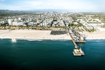 Obraz premium Widok z lotu ptaka na piasek i brzeg morza w Santa monica