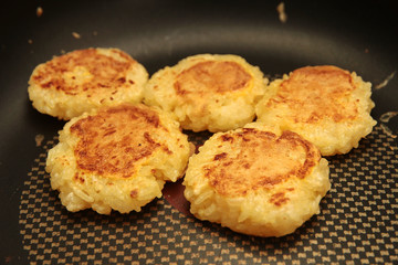 Thai roast sticky rice lumps with egg salt on pan