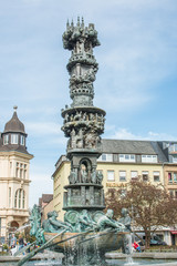 Fototapeta na wymiar Historiensäule Brunnen Josef-Görres-Platz Koblenz Rheinland-Pfalz
