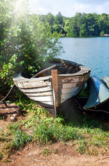 Urlaubsregion Schaalsee, altes Ruderboot am Ufer 