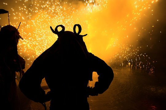 Demonio contemplando el fuego