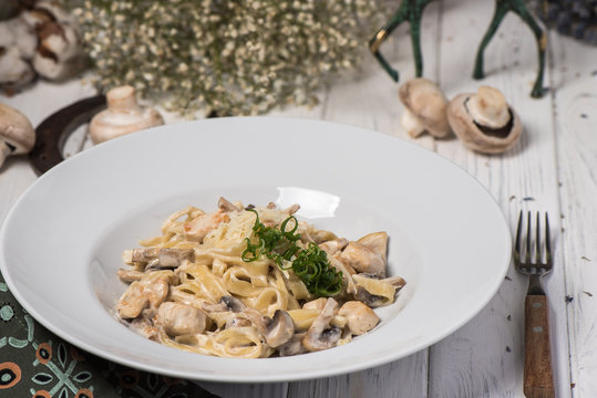 Fettuccine with mushrooms and chicken