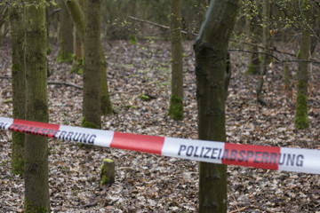 Polizeiabsperrung nach einem Verbrechen wie Mord oder Entführung im Wald für die Polizei Kripo...