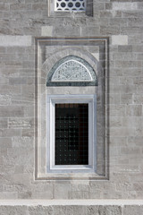 vergittertes Fenster mit Rahmen und Inschrift osmanischen Fatih Moschee in Istanbul, Türkei
