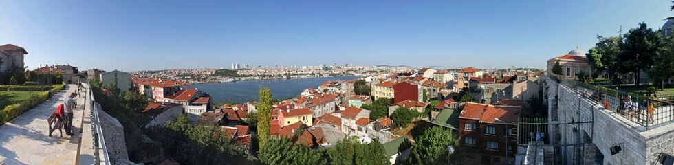 Fototapeta na wymiar Goldenes Horn mit Stadtteil Kasimpasa, Galata und Bankenviertel im Hintergrund und Fener im Vordergrund. Istanbul, Türkei