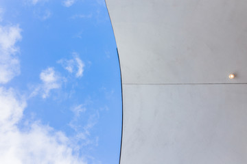 Blauer Himmel von unten fotografiert mit Symmetrie im Bild