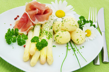 Asparagus, Spargel, mit Kartoffeln und Schinken, Textraum, copy space