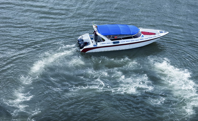 Fototapeta premium Boat in the middle of the ocean