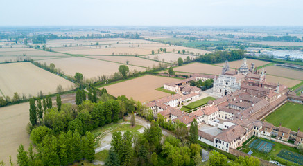 Vista aerea della Certosa di Pavia, costruita alla fine del XIV secolo,  campi e chiostro del monastero e santuario in provincia di Pavia, Lombardia, Italia