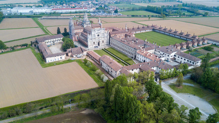 Vista aerea della Certosa di Pavia, costruita alla fine del XIV secolo,  campi e chiostro del monastero e santuario in provincia di Pavia, Lombardia, Italia