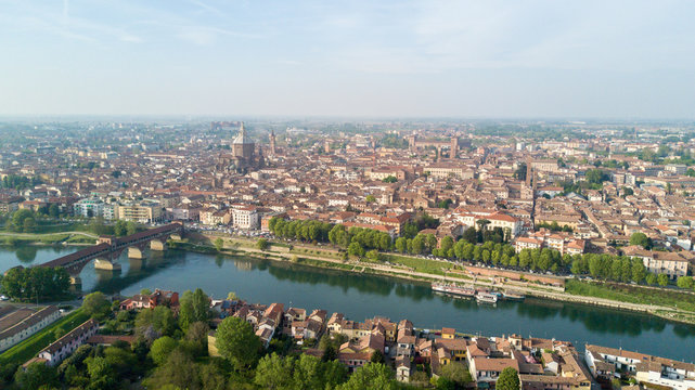 Vista aerea di Pavia e del fiume Ticino, vista del Duomo di Pavia, Ponte Coperto e del Castello Visconteo. Lombardia, Italia
