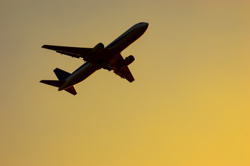 飛び立つ飛行機