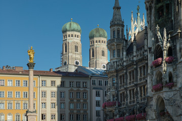 Fototapeta na wymiar Mariensäule,Dom und Rathaus in München