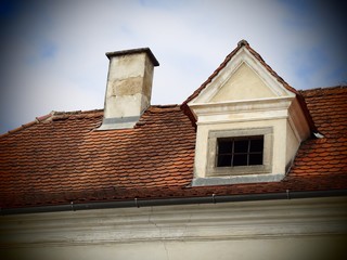 Ziegeldach mit Fenster und Schornstein
