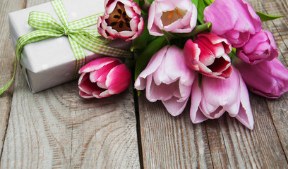 Obraz na płótnie Canvas Spring tulips flowers and gift box