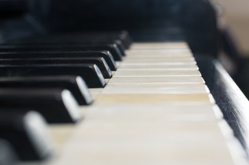 клавиши старого пианино © yulanaom