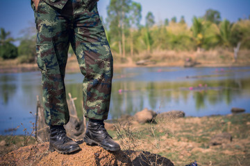 Naklejka premium Soldier stand on the rock in nature background