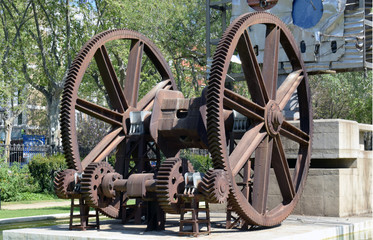 Escultura conmemorativa centenario Exposici&oacute;n Universal
