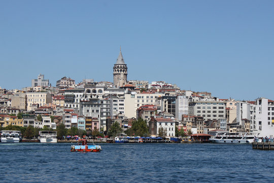 Goldenes Horn mit Booten und Stadtteil Kasimpasa und Galata Turm im Hintergrund, Istanbul, Türkei