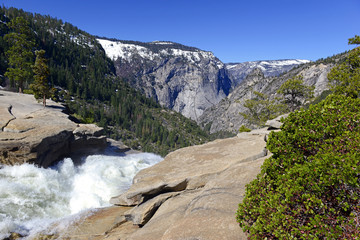 Fototapeta na wymiar Alpine view with pine forest and granite peaks in the Sierra Nevada Mountains, Yosemite National Park, California