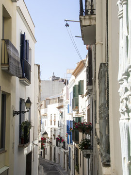 Calle estrecha en Sitges, Cataluña,España		