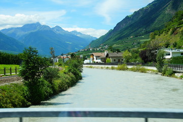 der Fluss Etsch bei Naturns im Vinschgau in Südtirol
