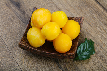 Yellow plums in the bowl