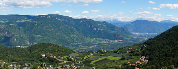 Fototapeta na wymiar Panorama Südtirol von Prissian bis Bozen, am Horizont die Dolomiten 