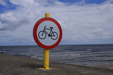 Zakaz jazdy rowerem, nad morzem - obrazy, fototapety, plakaty