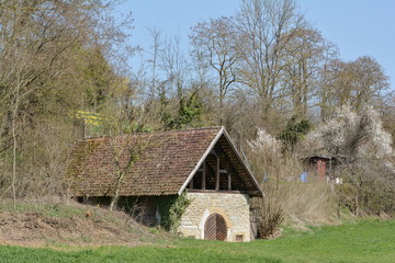 Quelleinfassung in altem Haus