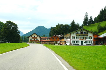 Fototapeta na wymiar Die Jachenau, eine langgezogene Landschaft am Rande der bayrischen Alpen 
