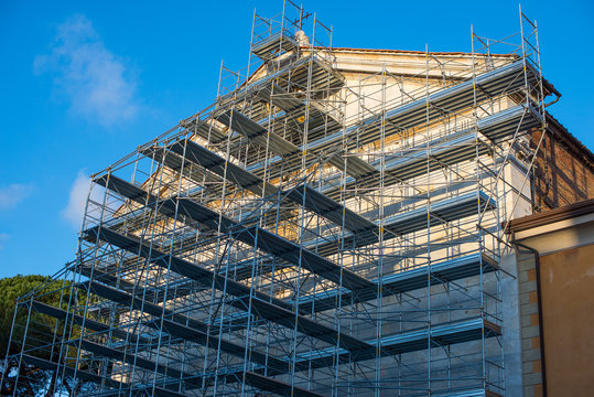 Cantiere edilizio, restauro artistico chiesa, ponteggi in sicurezza