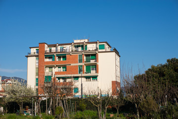 Palazzi popolari residenziali, case appartamenti, cielo
