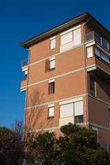 Palazzi popolari residenziali, case appartamenti, cielo