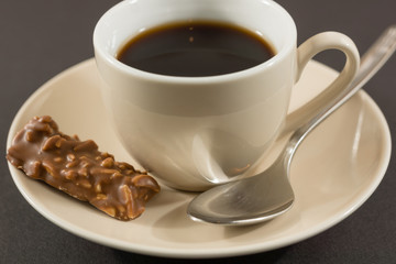 Kaffeetasse dekoriert mit einer Praline