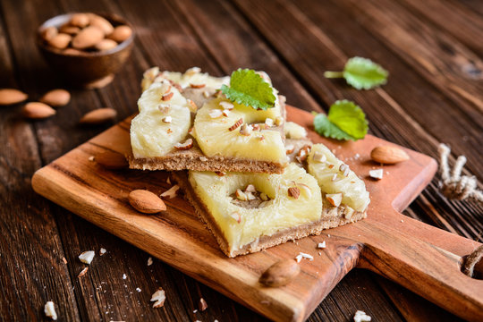 Whole meal pineapple cake with almonds