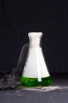 Beuta con liquido verde fumante