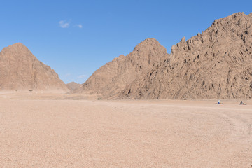Mountain ranges in the deserts