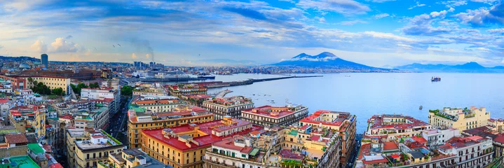 Abwaschbare Fototapete Neapel Panorama-Meereslandschaft von Neapel, Blick auf den Hafen im Golf von Neapel, Torre del Greco und den Vesuv. Die Provinz Kampanien. Italien.