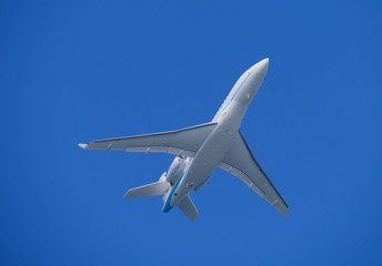 jet privé et ciel bleu