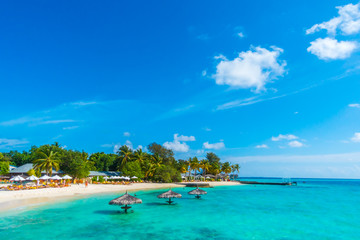 Fototapeta na wymiar Beautiful tropical Maldives island with white sandy beach and sea .