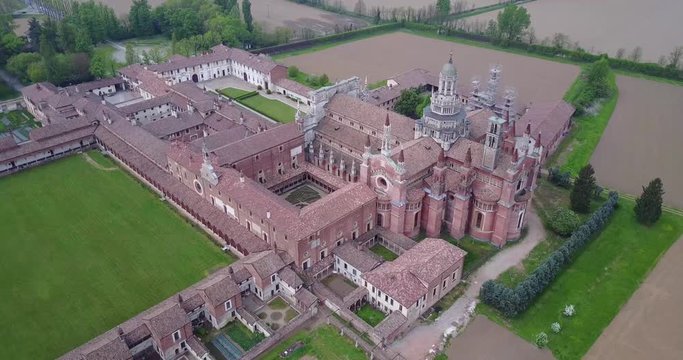 Vista aerea della Certosa di Pavia, costruita alla fine del XIV secolo, campi e chiostro del monastero e santuario in provincia di Pavia, Lombardia, Italia.