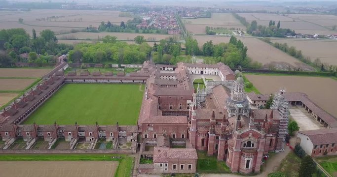Vista aerea della Certosa di Pavia, costruita alla fine del XIV secolo, campi e chiostro del monastero e santuario in provincia di Pavia, Lombardia, Italia.