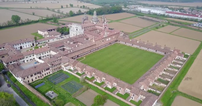 Vista aerea della Certosa di Pavia, costruita alla fine del XIV secolo, campi e chiostro del monastero e santuario in provincia di Pavia, Lombardia, Italia.