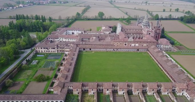 Vista aerea della Certosa di Pavia, costruita alla fine del XIV secolo, campi e chiostro del monastero e santuario in provincia di Pavia, Lombardia, Italia.