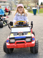 Fille dans une auto jouet
