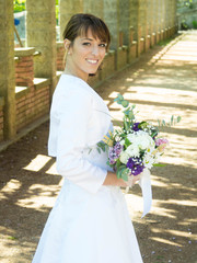 Bellissima sposa giovane con bouquet e vestito bianco 