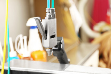 Equipment for final steam spotting at dry-cleaning