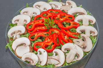 Salat als Vorspeise mit Paprika, Petersilie und Champignon
