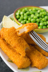 breaded fish fingers with peas - 143736944